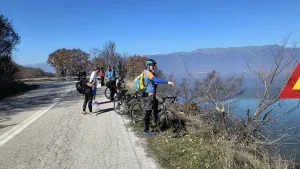 Групата се наслаждава на езерото Керкини